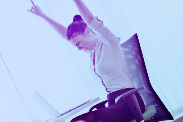 Mujer de negocios en la oficina — Foto de Stock