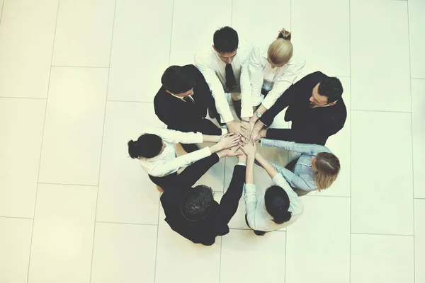 Affärsmän Grupp Hand Hand Och Stanna Som Team Cirkel Och — Stockfoto