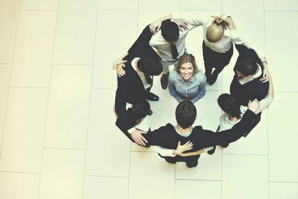 ビジネス界の人々が手を携えてチームとして輪になって立ち友情とチームワークの概念を表し — ストック写真