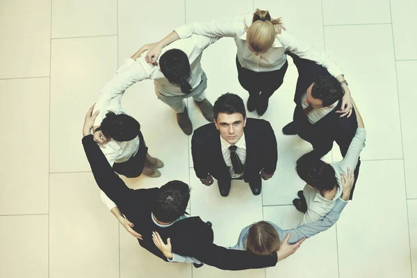 Zakenmensen Groep Bundelen Handen Verblijf Als Team Cirkel Vertegenwoordigen Concept — Stockfoto