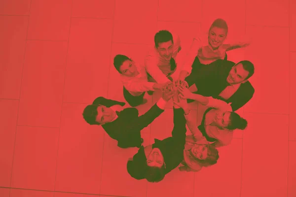 ビジネス界の人々が手を携えてチームとして輪になって立ち友情とチームワークの概念を表すトーン — ストック写真