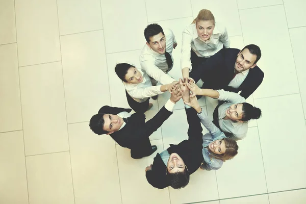 Zakenmensen Groep Bundelen Handen Verblijf Als Team Cirkel Vertegenwoordigen Concept — Stockfoto