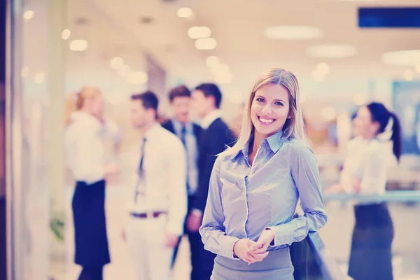 Geschäftsfrau Mit Ihren Mitarbeitern Menschen Hintergrund Modernen Hellen Büroräumen — Stockfoto