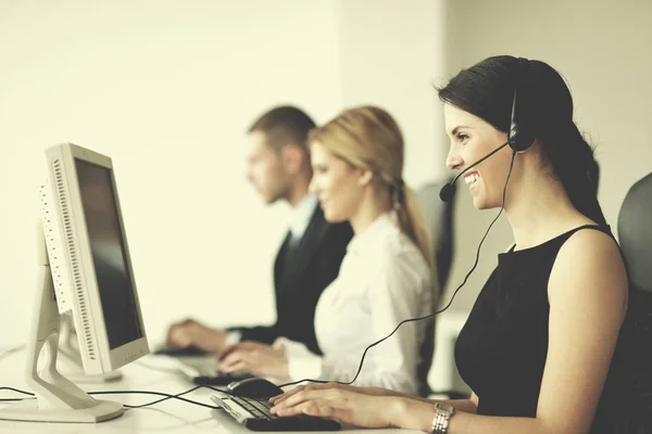 Affärsmän Grupp Med Hörlurar Ger Stöd Helpdesk Kontor Till Kunder — Stockfoto