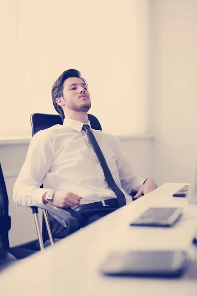 Retrato Jovem Homem Negócios Olhando Deprimido Preocupado Com Trabalho Indors — Fotografia de Stock