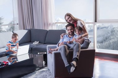 mutlu genç çift çocuklar ile vakit