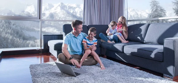 Família Feliz Pai Mãe Filhos Jogando Jogo Vídeo Pai Filho — Fotografia de Stock