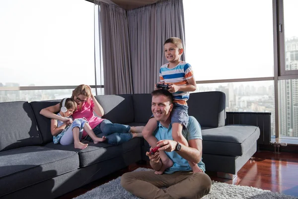 快乐的家庭爸爸 妈妈和孩子在玩电子游戏爸爸和儿子一起在地板上玩电子游戏 — 图库照片