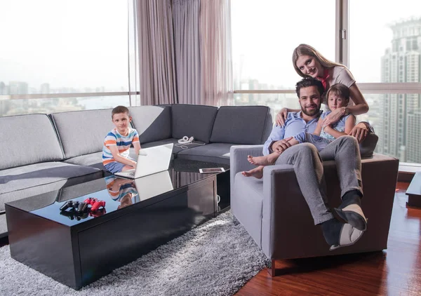 Heureux jeune couple passer du temps avec les enfants — Photo