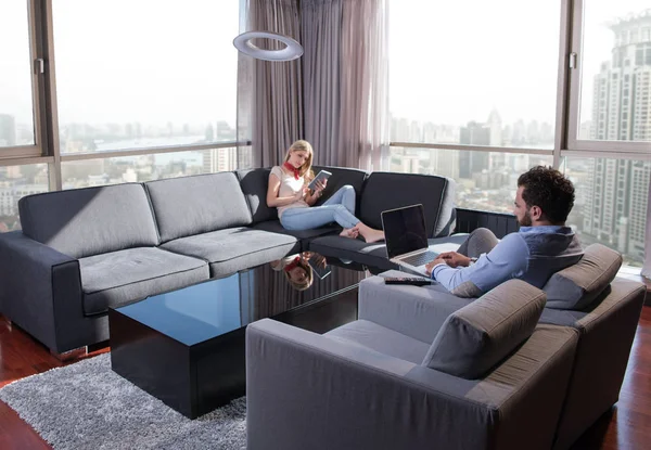 Pareja Joven Relajándose Casa Usando Tabletas Computadoras Portátiles Leyendo Cerca —  Fotos de Stock