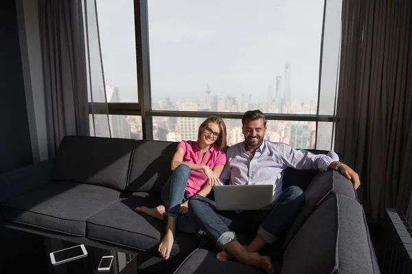 Paar entspannt zu Hause mit Laptop-Computern — Stockfoto