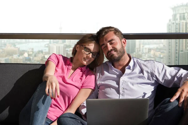 Casal relaxante em casa usando computadores portáteis — Fotografia de Stock