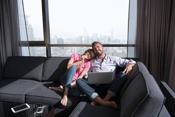 Casal relaxante em casa usando computadores portáteis — Fotografia de Stock