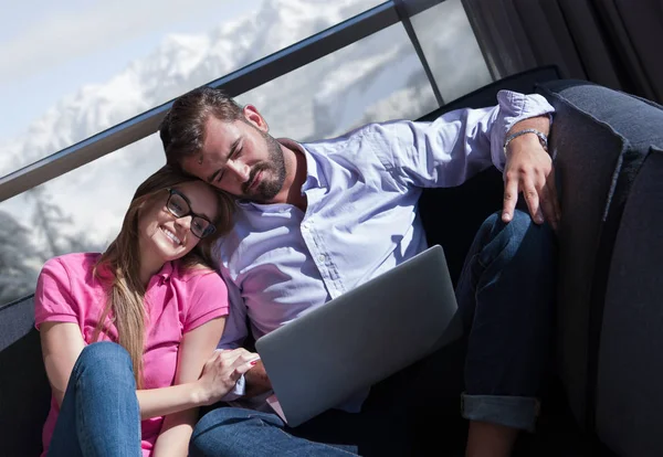 Casal relaxante em casa usando computadores portáteis — Fotografia de Stock