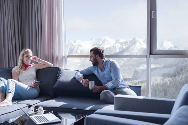 Casal relaxante em casa usando tablet computador — Fotografia de Stock