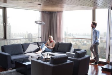 tablet bilgisayar kullanarak evde rahatlatıcı Çift