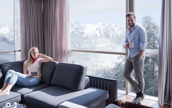 Casal relaxante em casa usando tablet computador — Fotografia de Stock