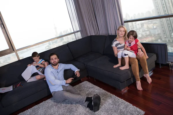 Jovem Família Feliz Brincando Juntos Sofá Casa Usando Tablet Conjunto — Fotografia de Stock