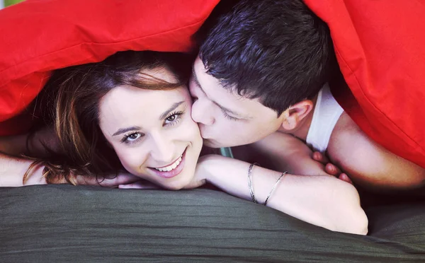 Feliz Joven Pareja Cama Por Mañana —  Fotos de Stock