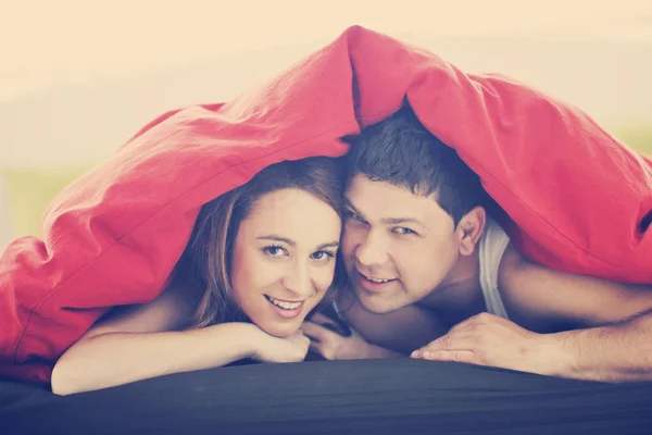 幸せな若いカップルが朝ベッドで — ストック写真