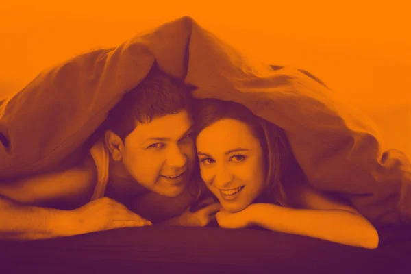 Feliz Jovem Casal Cama Manhã Duo Tom — Fotografia de Stock