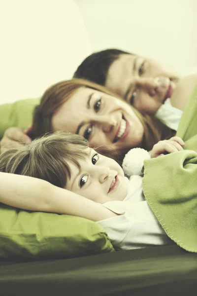 Ontspannen in bed en gelukkige familie — Stockfoto