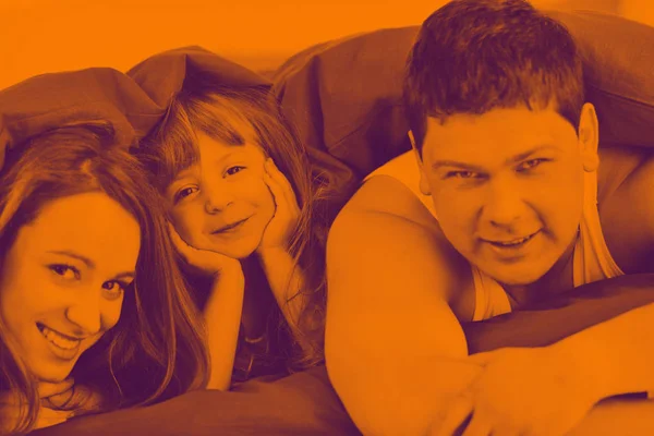 Familia feliz relajarse en la cama — Foto de Stock