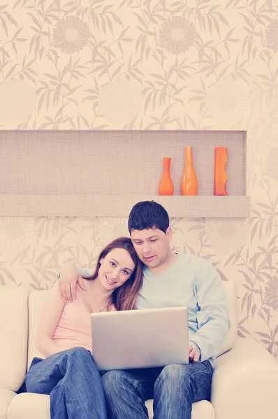 Junges Paar Hause Mit Modernem Wohnzimmer Drinnen Das Laptop Über — Stockfoto