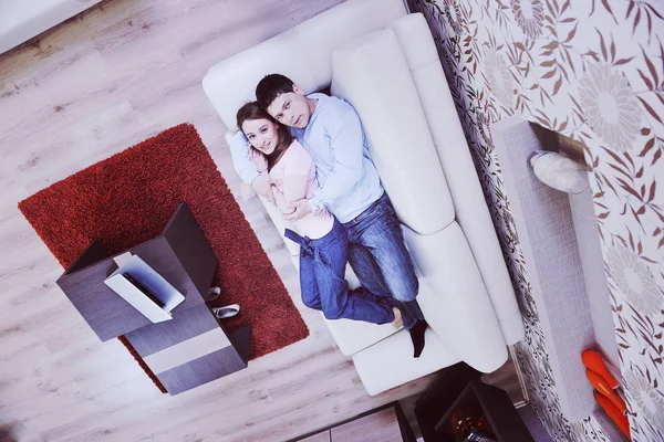 Feliz Pareja Joven Relajarse Casa Moderna Luminosa Sala Estar —  Fotos de Stock