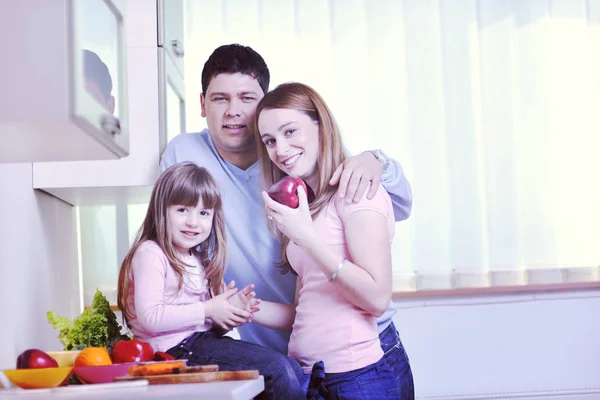 Gelukkige jonge familie in keuken — Stockfoto