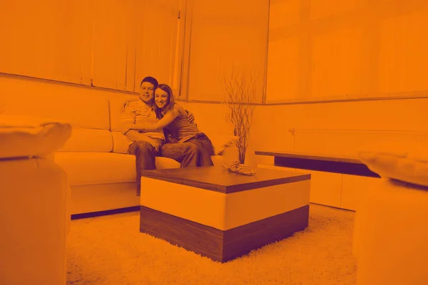 Feliz Jovem Casal Relaxar Casa Moderno Brilhante Sala Estar Duo — Fotografia de Stock