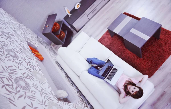 Schöne Junge Frau Entspannt Sich Hause Während Sie Drahtlos Laptop — Stockfoto