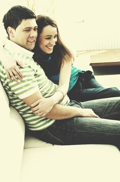 在现代明亮的客厅里 一对快乐的年轻夫妇在家里放松一下 — 图库照片