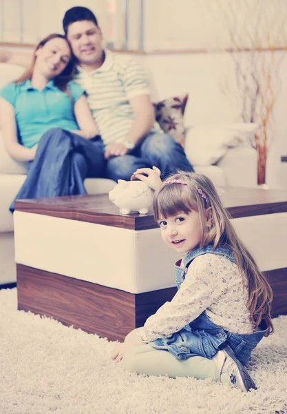 Jeunes parents à la maison avec un bel enfant — Photo