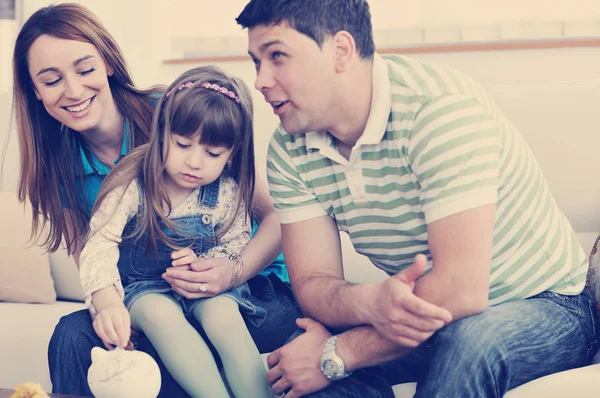 Padres jóvenes en casa con un niño hermoso — Foto de Stock