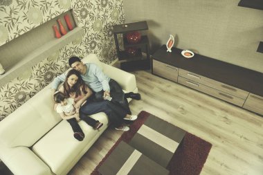 mutlu genç bir aile evde