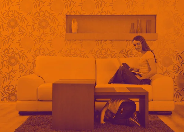 Glücklich Jugendliche Familie Entspannt Modernen Wohnzimmer Hause Duo Ton — Stockfoto