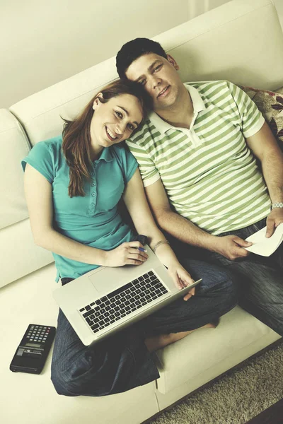 Pareja Joven Casa Con Sala Estar Moderna Interior Trabajo Ordenador —  Fotos de Stock