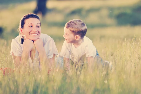 Mujer y niño al aire libre — Foto de Stock