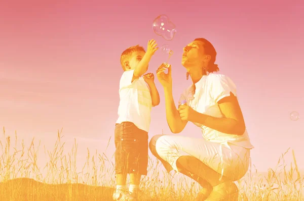 Heureux enfant et femme en plein air — Photo