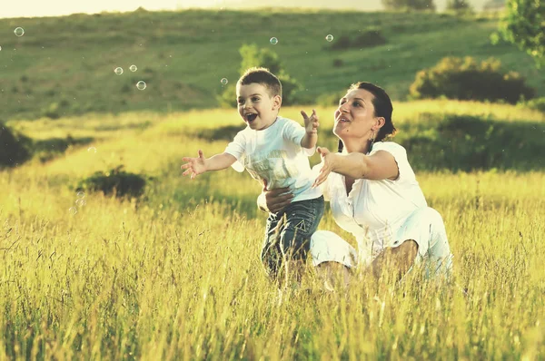 Gelukkig kind en de vrouw buiten — Stockfoto