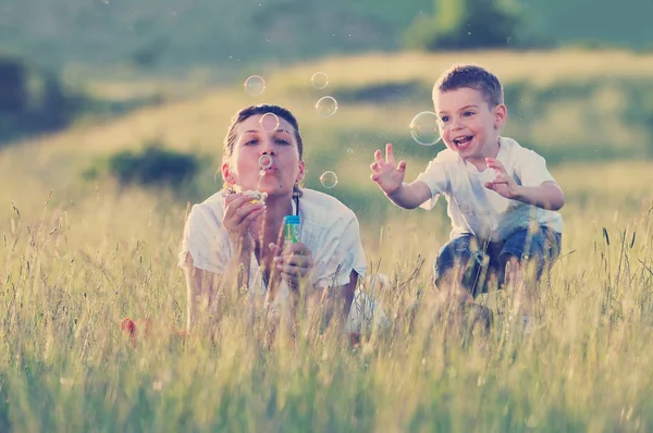 Criança feliz e mulher ao ar livre — Fotografia de Stock
