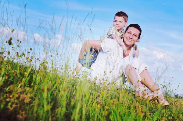 Vrouw en kind buiten — Stockfoto