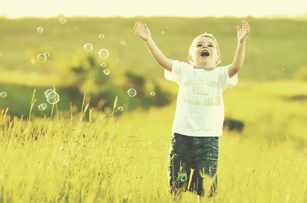 Счастливый маленький красивый ребенок — стоковое фото