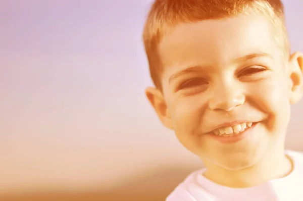 Веселый Детский Портрет Открытом Воздухе — стоковое фото