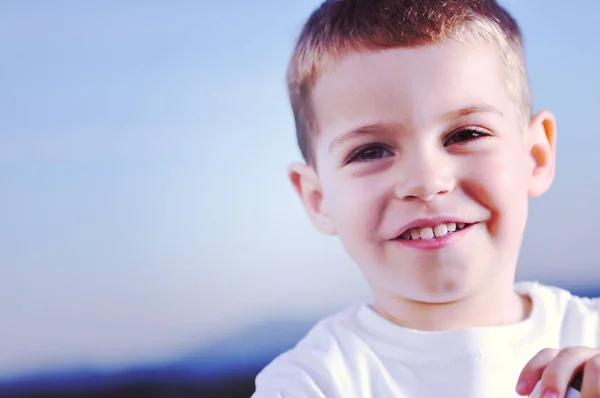 Молодий хлопчик дитячий портрет на відкритому повітрі — стокове фото