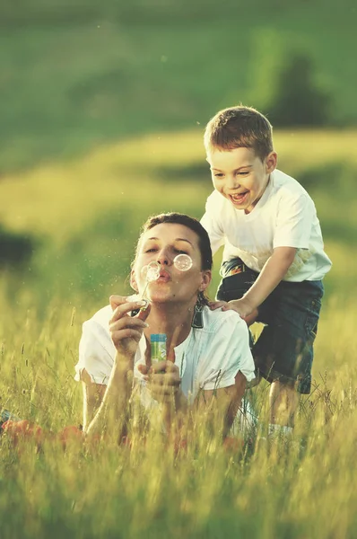 Feliz niño y mujer al aire libre — Foto de Stock
