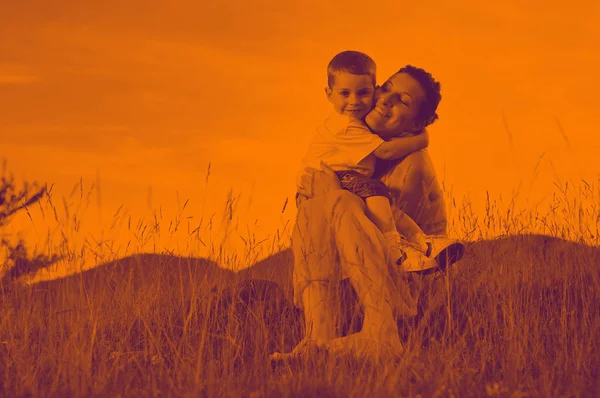 Женщина и ребенок на открытом воздухе — стоковое фото