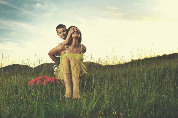 Femme et enfant en plein air — Photo