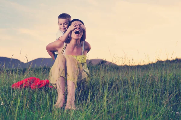 Mujer y niño al aire libre — Foto de Stock